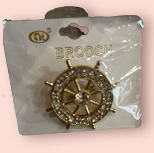 🥳 7/$10 CLEARANCE PRICE❣️ Helm Brooch Gold